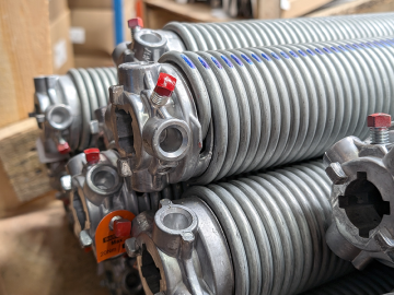 Improved spring plugs for pre-assembled torsion springs